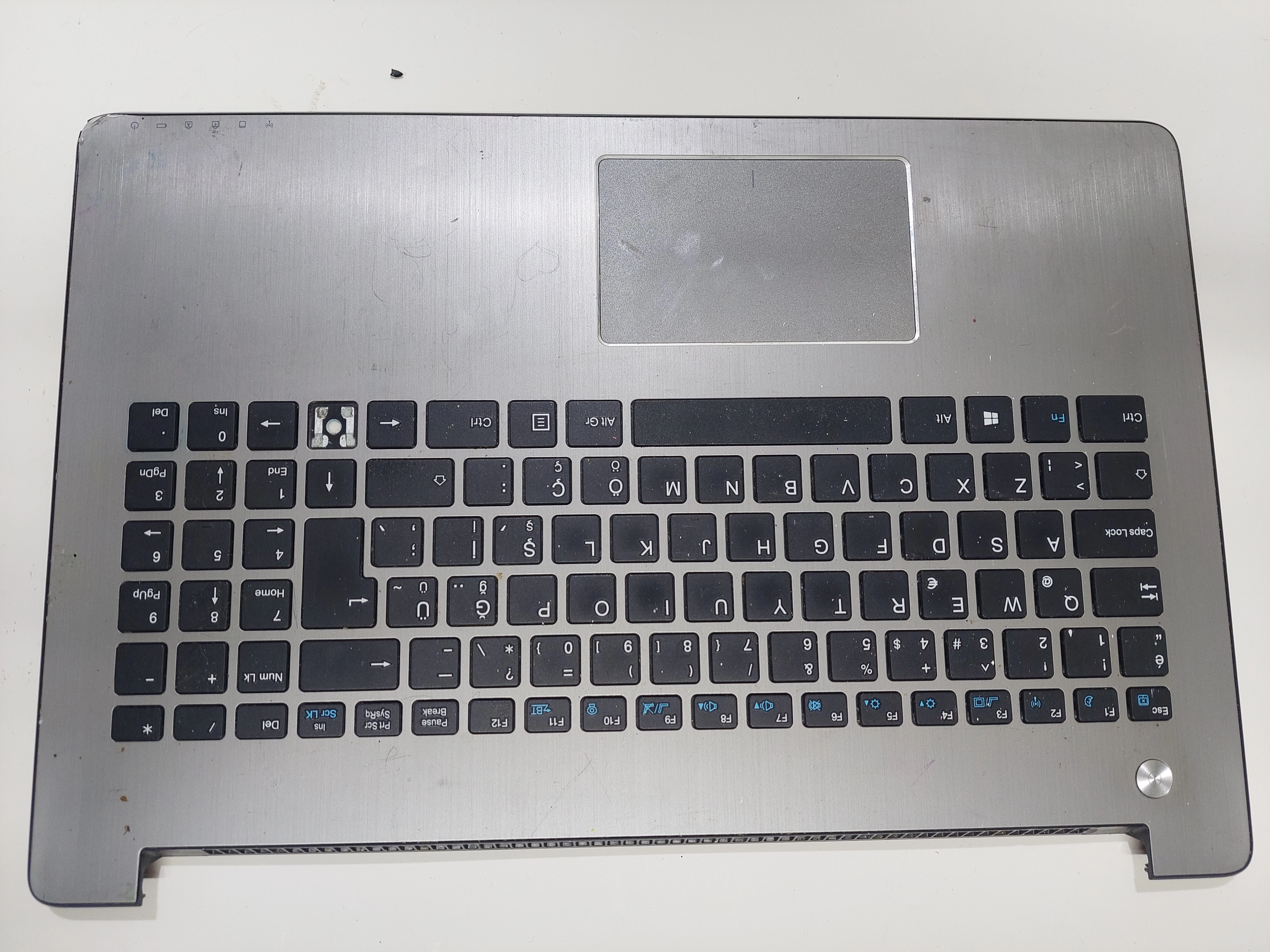 Casper Nirvana CLB M500 Klavye Üst Kasa 15.6 DOK V6385C UK KÖSESI HASARLI