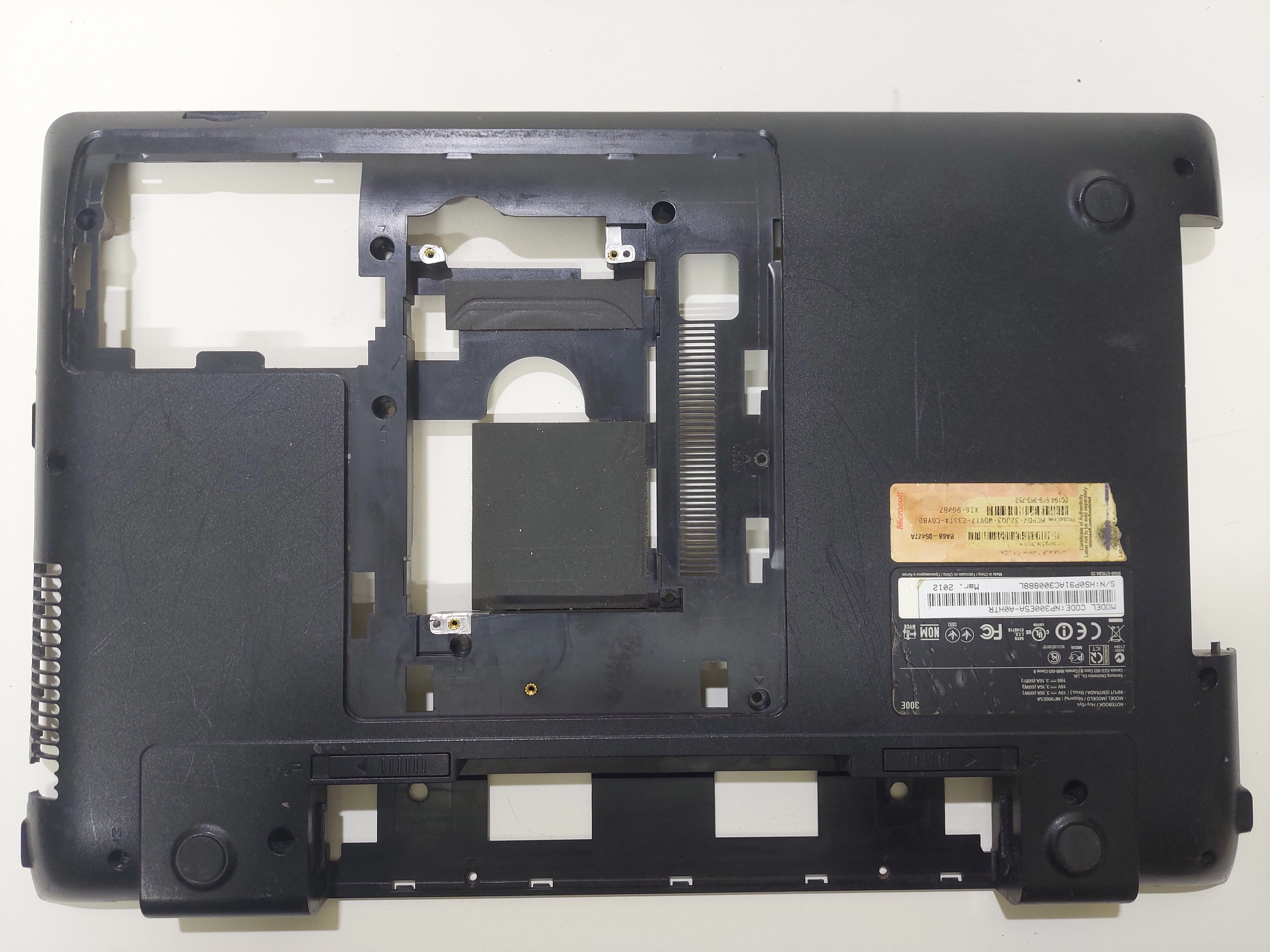Samsung NP300E5A - AOHTR HOUSINGBOTTOM   BA81 - 15373A ALT KASA KAPAK 
