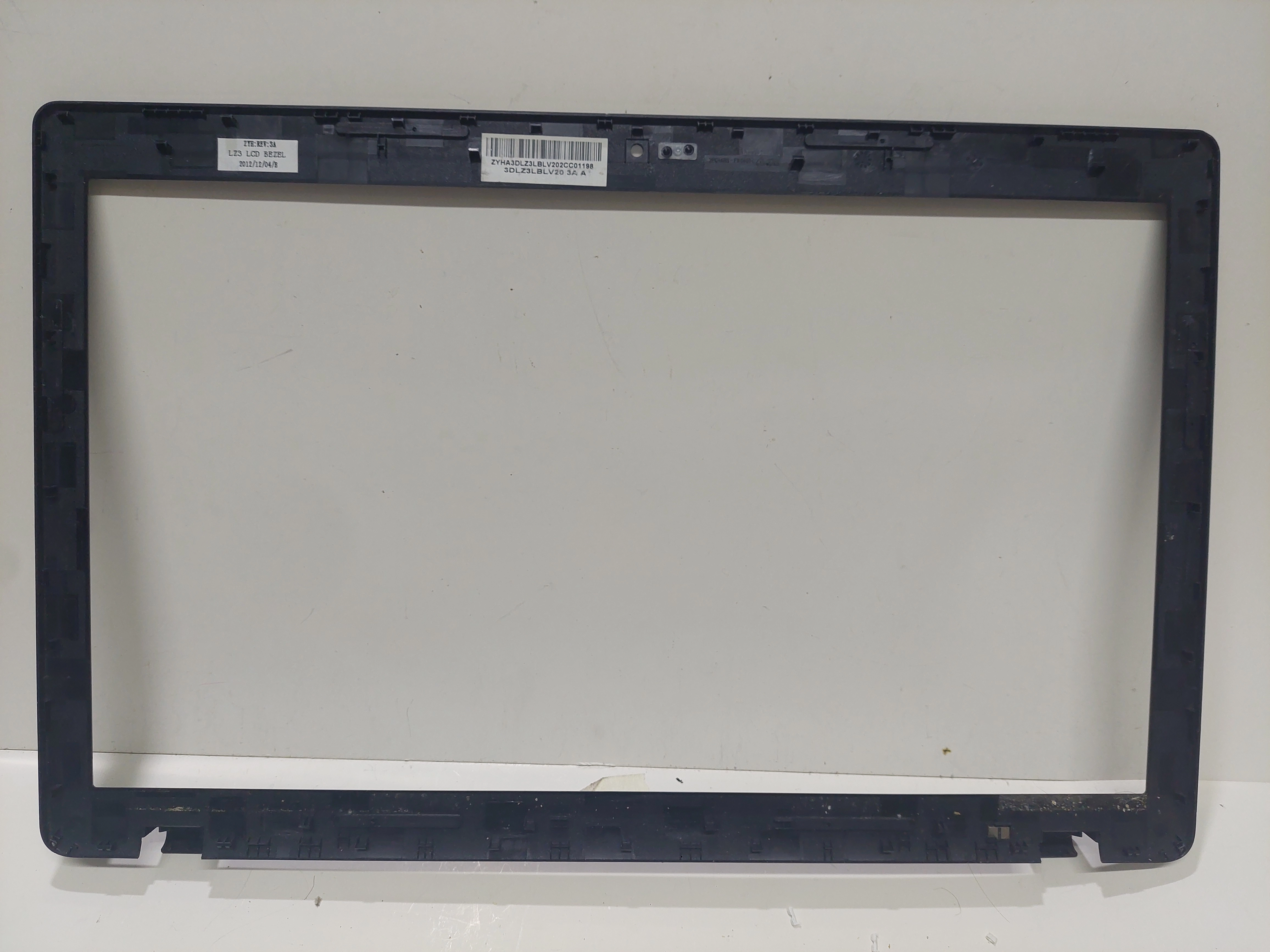 LENOVO IDEAPAD Z585  20152  ÇERÇEVE BEZEL   ZYEA3ELZ3DLV002BT  //  3DLZ3LBLV20 3A