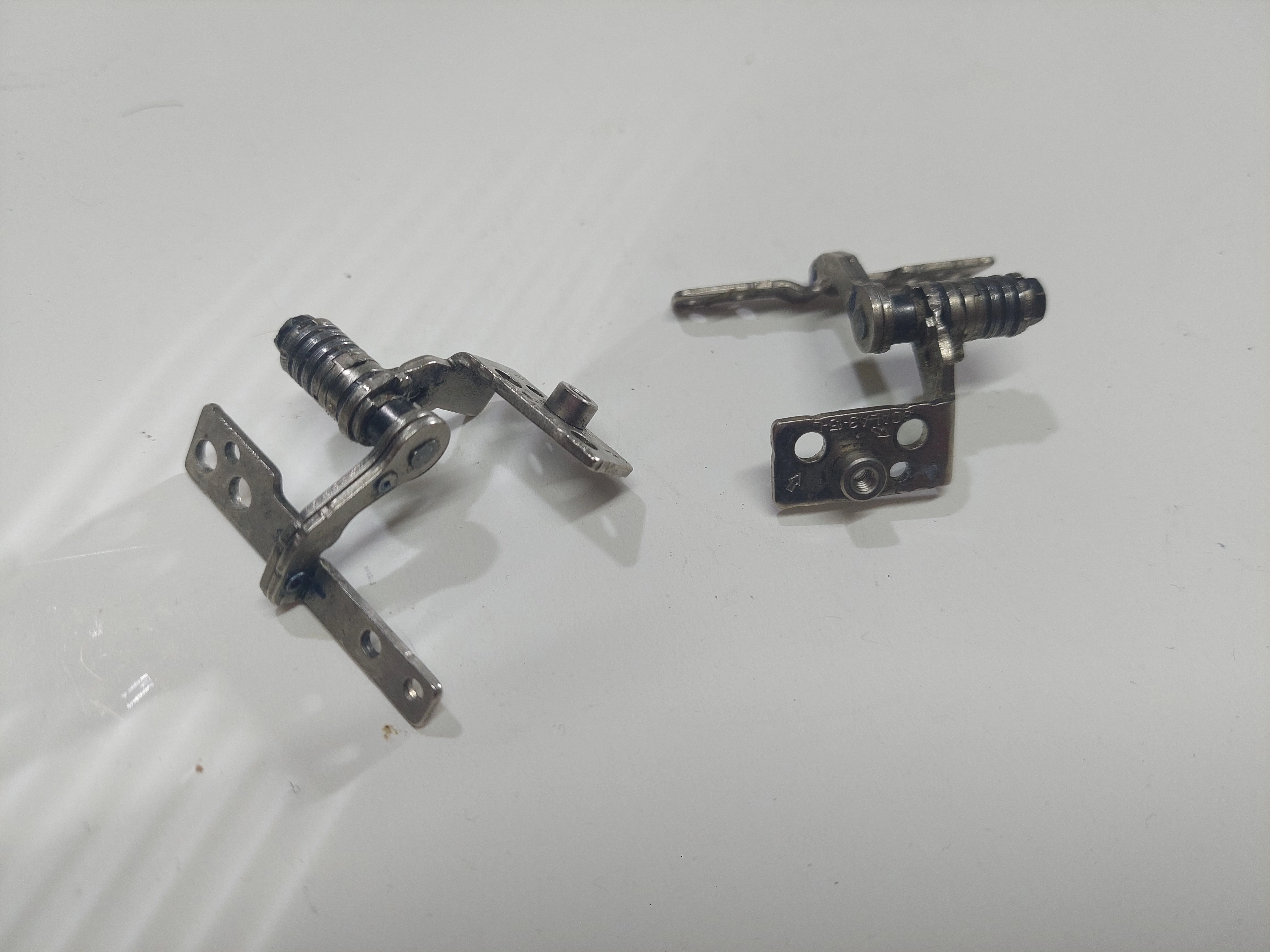  Samsung NP300E5A SZS-15ELS-L2  MENTEŞE  SOL HINGE
