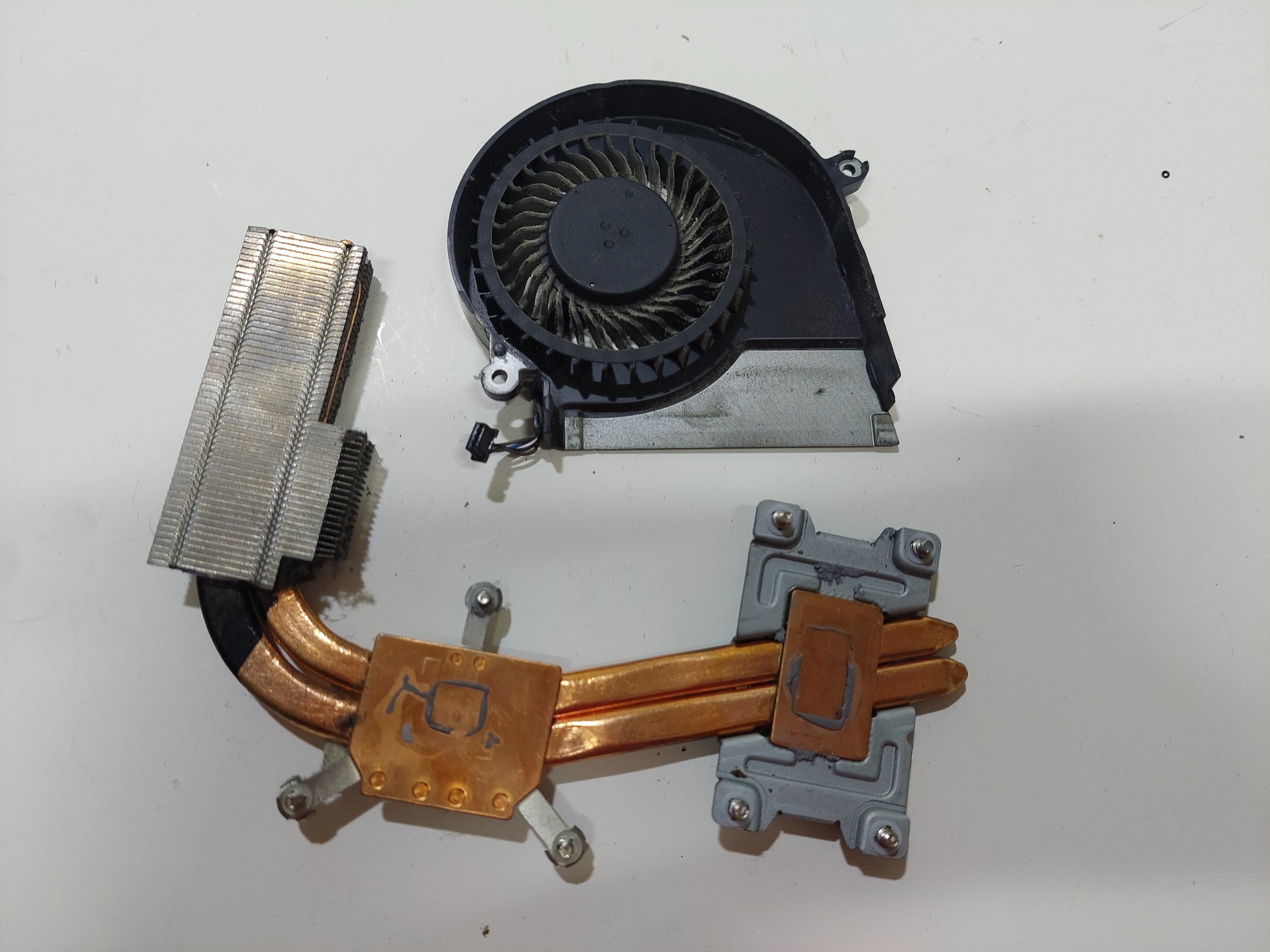  HP Pavilion 15-e  HP Envy 17-2070nr CPU Soğutma Fanı DTA47R62TP103 724870-001