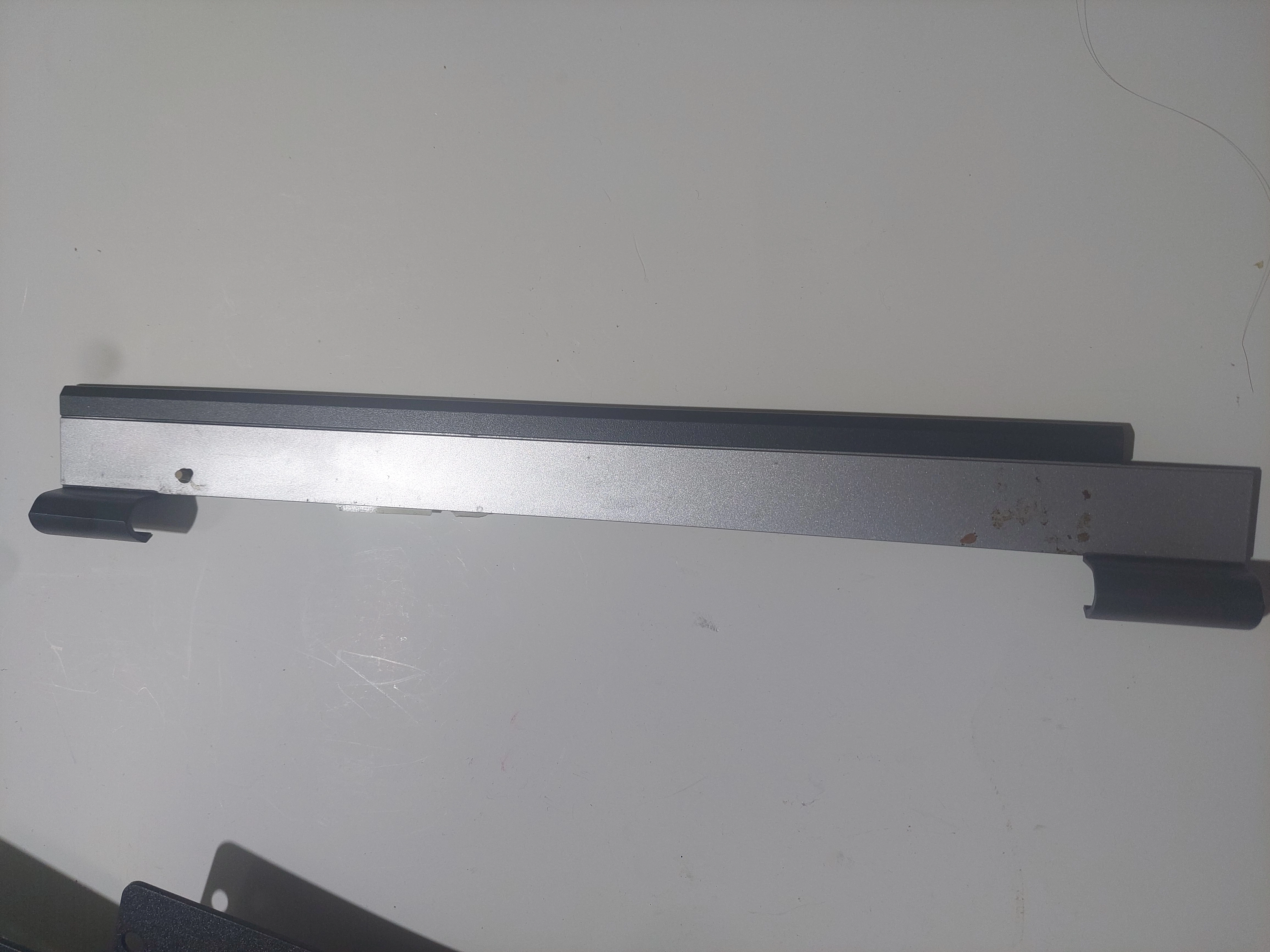 Toshiba Equium M40X Menteşe Trim Kapağı APAL2027000
