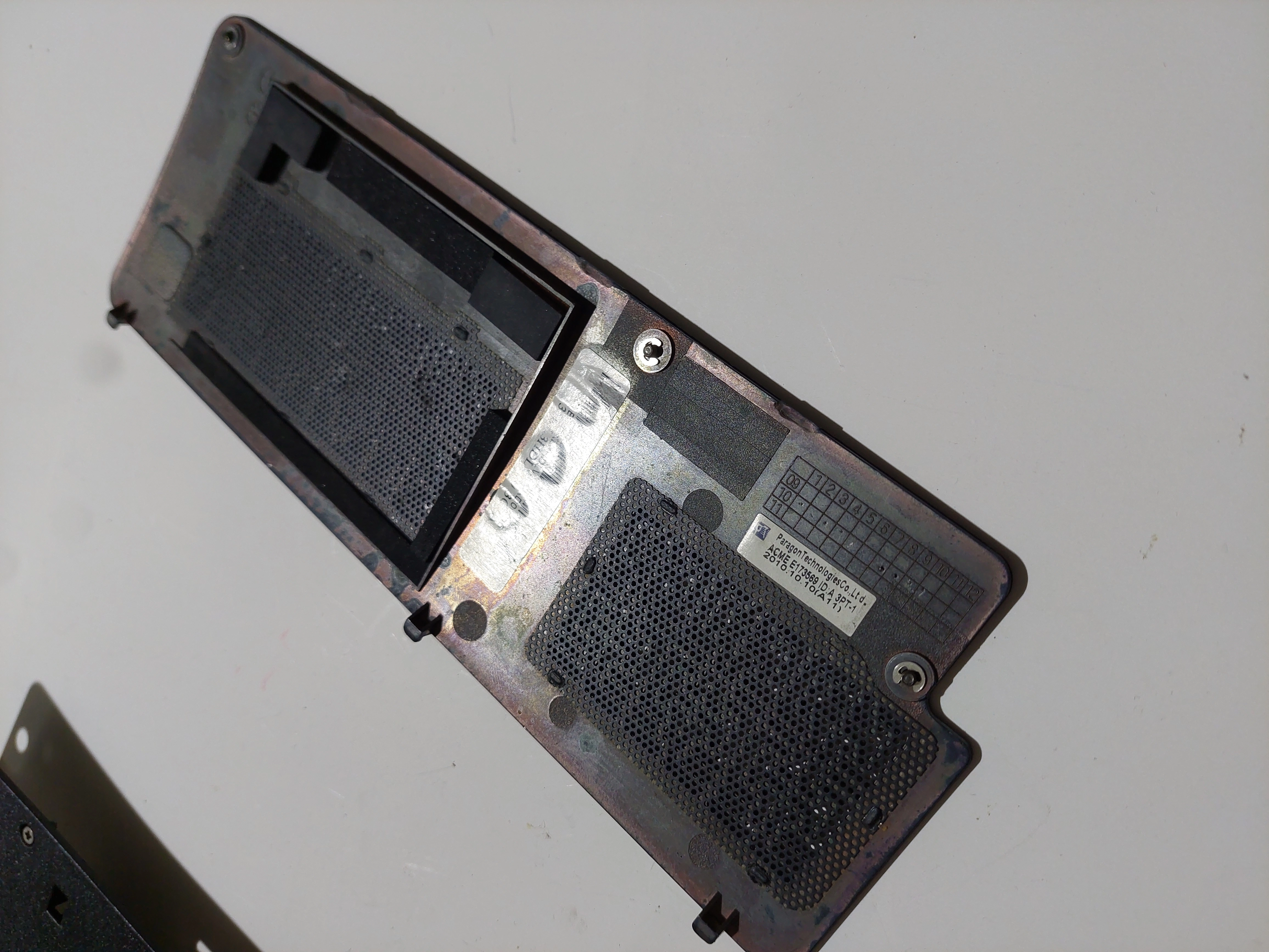 Lenovo Y560 Alt Kapak