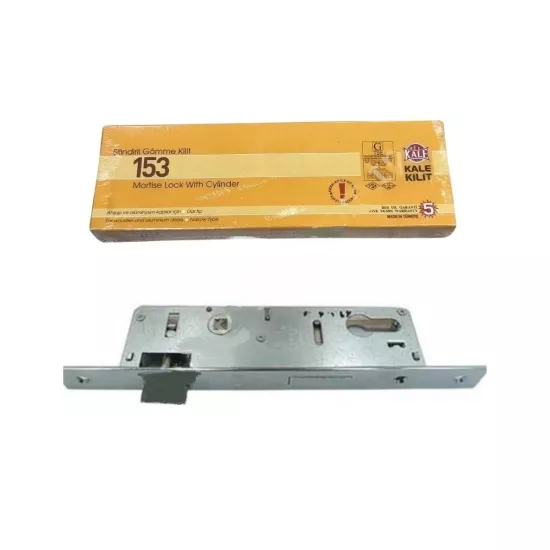 Kale 153 35 Mm Dilli Silindirli Gömme Barelli Kilit Gövde: Çelik-Galvaniz Kaplama Sürgü: Zamak Döküm.Pirinç Kaplamalı,Tek Türlü Ayna Karşılık: Çelik Pirinç Kaplamalı Mandal: MS 58 Pirinç TS EN 12209 S